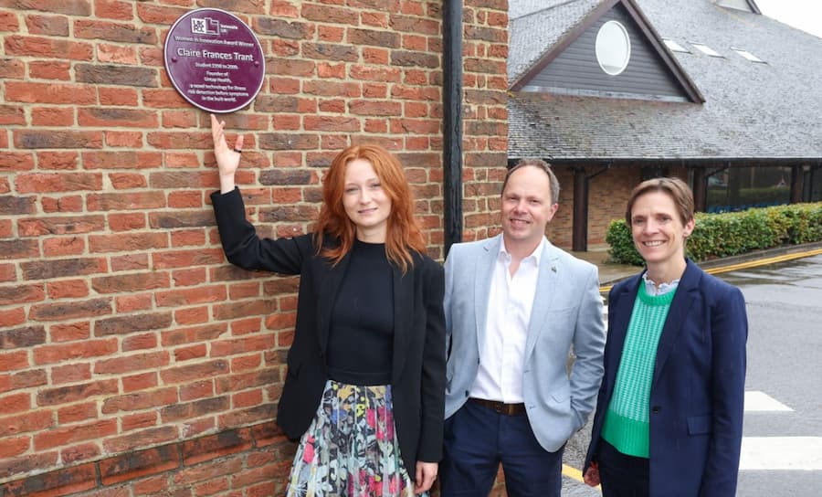 Former St Swithun’s student unveils purple plaque for women in innovation award